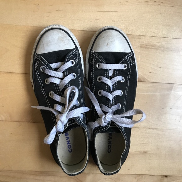 Black kid’s Converse ox sneakers, size 2 - Picture 2 of 4